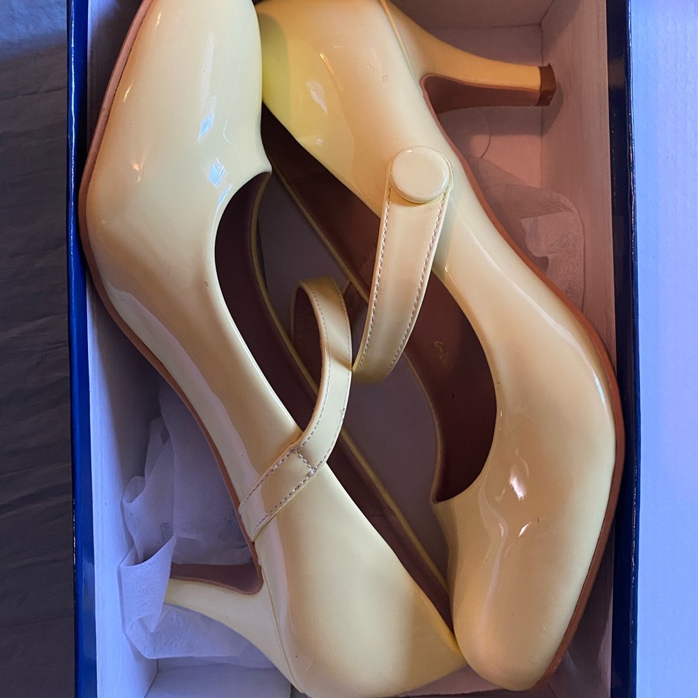 Pinup style yellow heels size 9